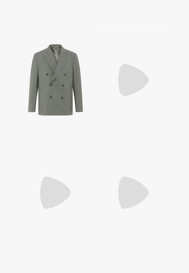 Blazer doppiopetto in tessuto grigio chiaro, con rever a scollo, quattro bottoni, due tasche frontali e foderatura interna liscia.; Polo shirt nera a maniche corte in tessuto texturizzato a coste, con scollo a V e orlo dritto. Nessun logo o motivo visibile.; Pantaloni neri realizzati in tessuto liscio, caratterizzati da un taglio dritto, due pieghe frontali e una vita standard con passanti per la cintura.; Mocassino in pelle nera con finitura liscia, caratterizzato da un design cucito e da un accento decorativo in catena metallica sul vamp. Tacco piatto.