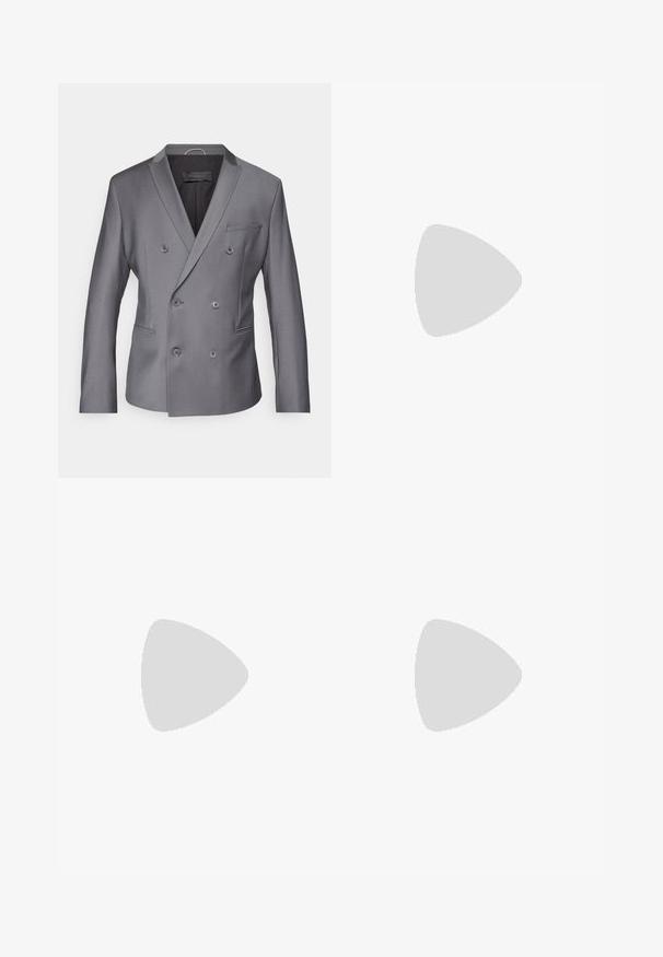 Grå dobbeltspent blazer laget av teksturert stoff, med spiss krage, to frontlommer og seks knapper foran.; Svart langermet skjorte laget av myk stoff. Har rund hals og senkede skuldre. Glatt tekstur uten synlige mønstre.; Sorte bukser laget av glatt stoff, med knappåpning foran, legg og rette ben. Ingen synlige mønstre eller detaljer.; Svart slip-on sko med rund tå, med en teksturert overdel, glatt hvit såle, og en subtil merkevaredetalj på siden.