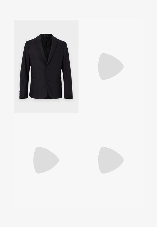 Zwarte blazer met een effen ontwerp, sluiting met twee knopen, notch-revers, voorzak en een subtiel patroon aan de binnenzijde. Zacht materiaal, gestructureerde pasvorm.; Zwarte korte mouwen T-shirt van een gladde katoenmix, met een ronde halslijn en een minimalistisch ontwerp zonder patronen of accenten.; Zwarte katoenen broek met een rechte pasvorm, voorzien van een knoopsluiting, riemlussen en een minimalistisch ontwerp. Glad van structuur, zonder patronen.; Zwarte leren sneaker met lage schacht, zwarte veters en off-white zool, weergegeven in zijprofiel op een witte achtergrond.