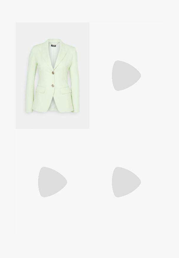 Blazer verde chiaro realizzato in tessuto liscio, con un design sartoriale, rever a pattina e bottoni dorati, dotato di due tasche frontali.; Blusa bianca corta realizzata in tessuto leggero, con colletto, maniche corte e chiusura frontale con bottoni e dettagli plissettati.; Pantaloni corti a quadri blu chiaro realizzati in tessuto testurizzato, caratterizzati da una vestibilità ampia e pieghe per un dettaglio in più.; Stivale in suede color beige, alto fino al ginocchio, con un design morbido, punta affusolata e un robusto tacco a blocco rigato. Texture liscia e forma slanciata.