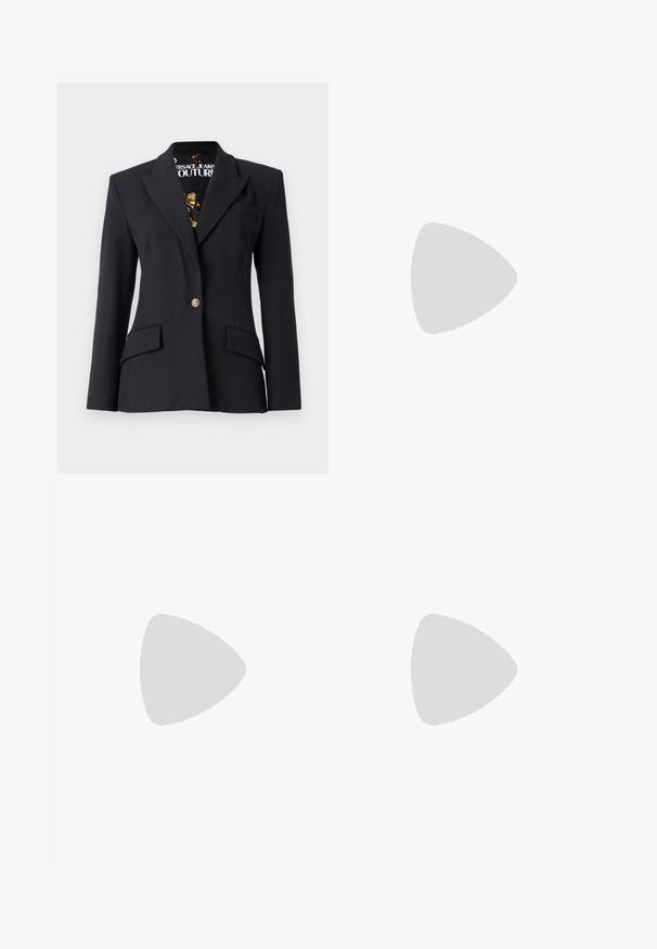 Μαύρο σακάκι με σχέδιο προσαρμοσμένο, με κεντρικές παρενθέσεις, δύο μπροστινές τσέπες και χρυσό κουμπί. Η �εσωτερική επένδυση διαθέτει έντονο μοτίβο. Λείος υφάσματος.; Άσπρο κοντομάνικο μπλουζάκι φτιαγμένο από ριγέ ύφασμα. Στρογγυλή λαιμόκοψη, κανονική εφαρμογή και διακριτές λεπτομέρειες ραφής. Χωρίς σχέδια ή γραφικά.; Μαύρο παντελόνι σε ευρεία γραμμή φτιαγμένο από λεία ύφασμα με ελαστική μέση. Διαθέτει ίσια κοπή και ελάχιστες λεπτομέρειες. Κατάλληλο για καθημερινή χρήση.; Μαύρο δερμάτινο μπαλαρίνι με στρογγυλή μύτη, λεία υφή, ελάχιστες λεπτομέρειες ραφής και σχεδίαση ευέλικτης σόλας.