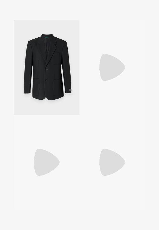 Blazer nero realizzato in tessuto morbido, con rever a punte, due tasche frontali, due bottoni e un logo discreto sulla manica.; Maglietta in cotone nera con scollatura rotonda e maniche corte. Presenta una vestibilità ampia e un design semplice senza motivi o dettagli.; Pantaloni beige realizzati in tessuto morbido, caratterizzati da una vestibilità dritta, piega singola e orli arrotolati. Include una chiusura frontale con bottone.; Sneaker nere in pelle con texture perforata, punta tonda e suola piatta in gomma bianca. Presentano lacci neri e un logo discreto sul lato.