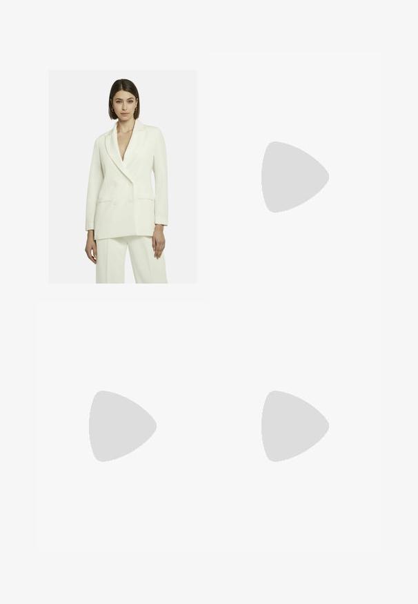 Weiße doppelte Blazer mit Reverskragen, seitlichen Taschen und glattem Stoff. Besitzt eine taillierte Passform und lange Ärmel.; Schwarzes ärmelloses Crop-Top aus glattem Stoff, mit rundem Ausschnitt und einem klaren, schlichten Design ohne Muster oder Beschläge.; Schwarze Hose mit geradem Schnitt, ausgestattet mit Fronttaschen und Seitenschlitzen am Saum. Hergestellt aus weichem, glattem Stoff. Geeignet für verschiedene Anlässe.; Schwarze Lackleder-Slingback-High Heels mit spitzer Zehenform, ausgeschnittenem Seitendesign und kleinem Blockabsatz. Glatte Textur mit minimalen Akzenten.; Schwarze Leder-Crossbody-Tasche mit strukturierter Oberfläche, goldener Kettenriemen und einem kleinen Anhänger. Besitzt ein auffälliges Logo auf der Vorderseite.