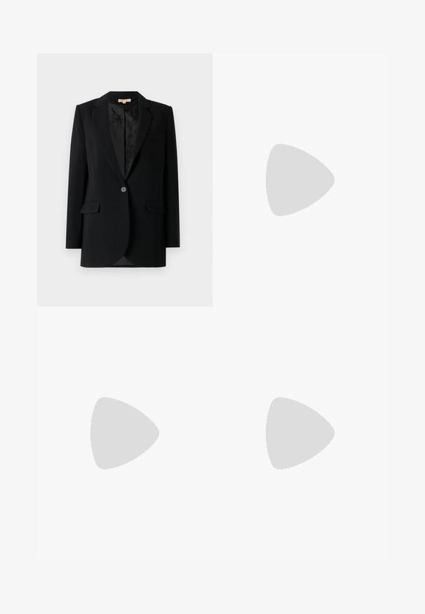 Blazer nero con un singolo bottone frontale, rever a pistagna, due tasche frontali e fodera interna a fantasia. Vestibilità tailored con maniche lunghe.; Camicia bianca a maniche lunghe con colletto in cotone. Caratterizzata da una chiusura con bottoni e una tasca sul petto singola. Tessuto liscio, vestibilità comoda.; Gonna maxi in denim azzurro chiaro con taglio dritto, dotata di spacchi laterali e design a cinque tasche. Cuciture in evidenza e chiusura con bottone in metallo.; Pantofole da balletto nere in pelle con punta arrotondata, texture liscia, dettagli di cucitura minimi e design con suola flessibile.