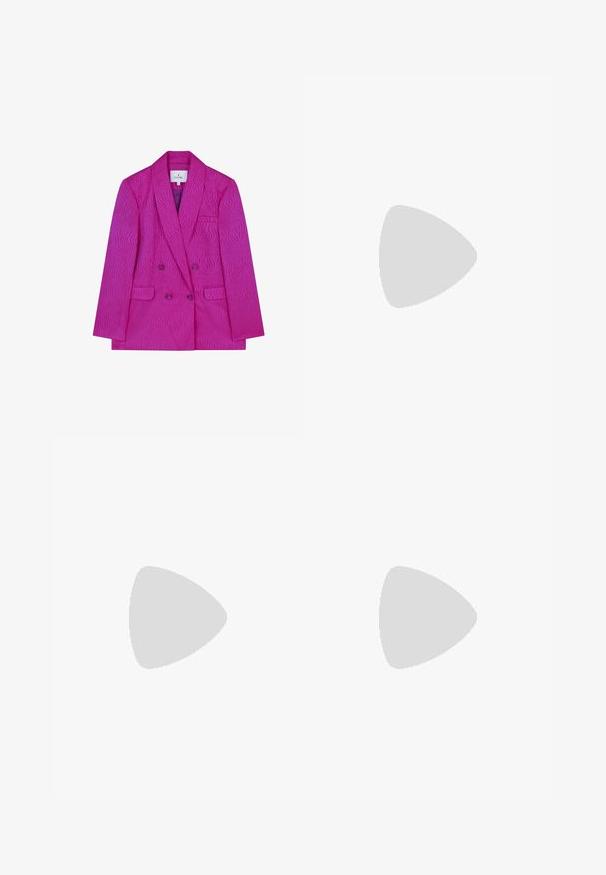 Fuchsia dobbelbrystet blazer med et tekstureret bølgemønster, der har klapkrave, to forlommer og lilla knapper.; Hvid bomulds t-shirt med korte ærmer og rund halsudskæring. Har et pink mærke på den indvendige hals. Glat tekstur.; Lysblå denimjeans med afslappet pasform, høj talje, fem lommer og diskret falmning på stoffet.; Sort læderloafer med en buet silhuet, dekorativ rem, tekstureret syning og en flad gummisål. Glat overflade og elegant design.; Brun læder skuldertaske med glat tekstur, rund form og dobbelte håndtag. Har et guld logo og et lille mærke, der er fastgjort.