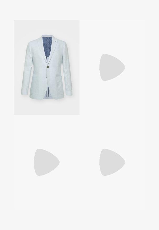 Michael Kors Bleiserjakk - light blue; Valge lühikeste varrukate ja sportliku lõikega särk, millel on sile kangas. Omab ümarat kaelust ja halli logo vasakul rinnal, ning külgsuured lõhik kui lõhateel.; Heledad hallgrayd püksid, sirge lõikega, nööbiga sulgemine, esiosakud ja sile, tekstuuriga kangas. Minimalistlik disain, ilma mustriteta.; Valged spordijalanõud sileda sünteetilise ülemise osaga, siniste aksentidega, tekstureeritud tumesinise kontsaga ja kergest, narmastega tallaga hea haarduvuse tagamiseks.
