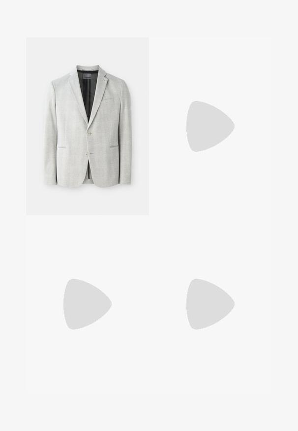 Ljusgrå blazer med rutmönster. Har två framknappar, slagkrage och en enkel bröstficka. Materialet har en slät textur.; Svart kortärmad T-shirt i en mjuk bomullsblandning, med rundad halsringning och en minimalistisk design utan mönster eller detaljer.; Svarta byxor med rak skärning, tillverkade av ett mjukt tyg. Har knappstängning och bälteslöljer. Inga synliga mönster eller detaljer.; Svarta läder slip-on loafers med en texturerad yta och en kontrasterande beige gummisula. Har en subtil accent längs fram.