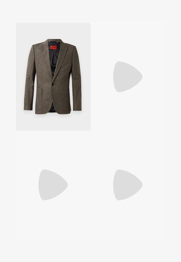 Bruine geruite blazer van een gestructureerde stof, met twee voorzakken, fermcollar en een enkele zwarte knoopsluiting. Rode binnenlabel.; Twee T-shirts gestapeld: één witte en één zwarte. Korte mouwen, ronde halslijnen, van katoen. Heeft een klein blauw logo op de halslijn.; Zwarte broek met een geplooid ontwerp, wijde pijpen en een zachte textuur. Voorzien van een rode taillebandlabel.; Zwarte leren sneaker met een gestructureerde bovenkant, gevoerde kraag en rode logo-details. Heeft een dikke rubberen zool met een opvallend loopvlakpatroon.