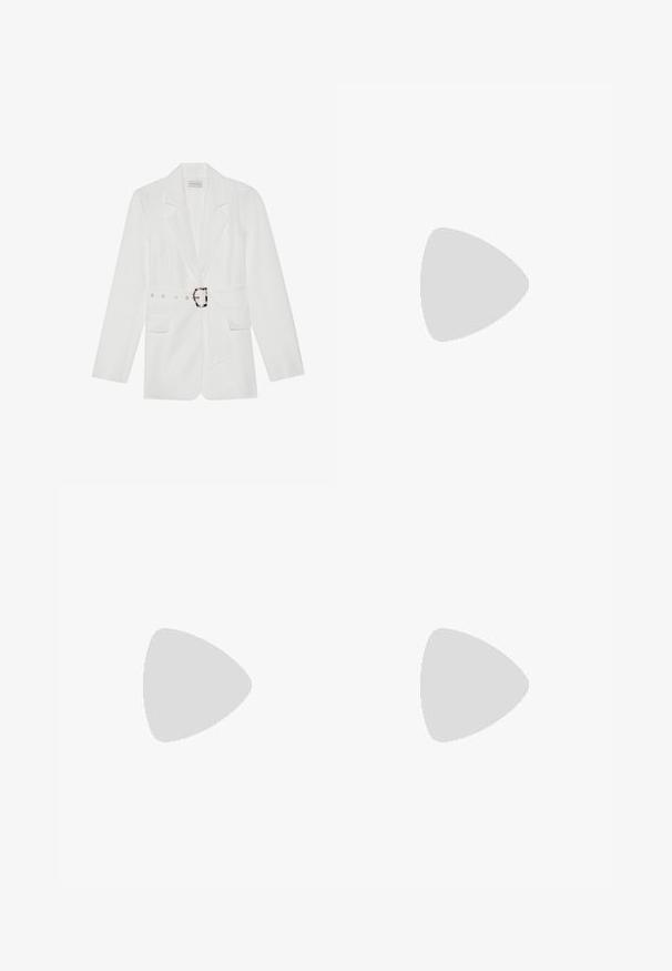 Bílý blazer s páskem v pase, dvěma předními kapsami, špičatými klopami a texturovaným materiálem. Obsahuje stříbrné kovové detaily na pásku.; Bílý krátký rukáv tričko vyrobené z bavlny. Má kulatý výstřih a volný střih. Hladký materiál bez viditelných vzorů nebo akcentů.; Světle modré džíny s širokými nohavicemi a vysokým pasem, s bledým odstínem a malými, rozptýlenými detaily opotřebení po celém povrchu.; Béžové platformové sandály s tlustými podešvemi mají páskový design a nastavitelné kotníkové pásky. Jsou nošeny s širokými džínovými kalhotami, přičemž jedna nohavice je roztrhaná.