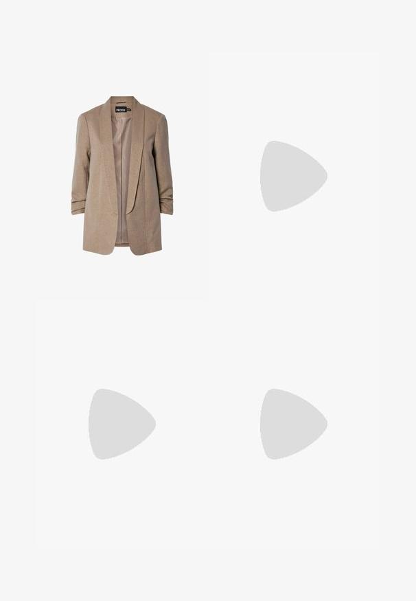 Beige blazer med en subtil glans, strukturerte slag og oppbrettede ermer. Innvendig har den en glatt fôr. Merkets etikett er synlig.; Tre lange ermer t-skjorter stablet: svart, grå og hvit. Hver har en rund hals og et kort design med glatt, lett stoff.; Høyt liv vidbukse i mørk blå denim med front- og baklommer, knappelukking, og synlige sømdetaljer.; Beige semsket ballettsko med svart lær rund tåhette, lav hæl og glatt tekstur, med minimal søm og et rent design.