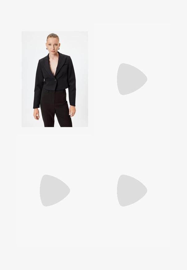 Zwarte cropped blazer met een geknikte revers, enkele knoopsluiting en lange mouwen. Gemaakt van een soepele stof met een getailleerde pasvorm.; Witte lange mouwen button-up shirt van een gladde stof, met een klassieke kraag, twee voorzakken en geplooide manchetten.; Blauwe wijde jeans van denim, met een hoge taille, vijf zakken, subtiele vervaging, knoopsluiting en contrasterende stiksels.; Zwarte slingback schoen met een glanzend patenteren finish en een suède neuskap. Blokhakontwerp en een enkelband met verstelbare gesp.; Zwarte leren handtas met een gestructureerd ontwerp, voorzien van een gouden cirkelvormig logo, een bovenhandvat en een afneembare schouderband.