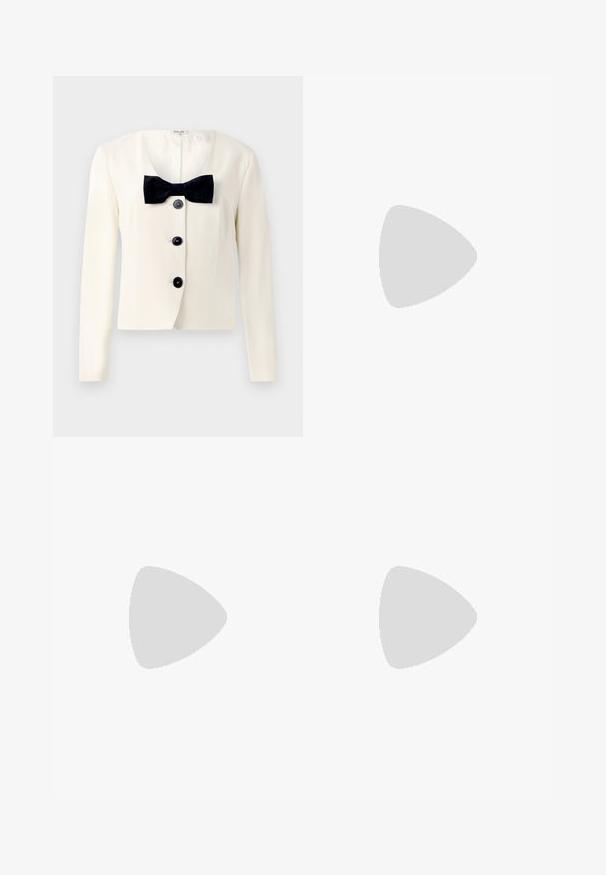 Crème blazer met een diepe V-hals, voorzien van een gestructureerde zwarte strik en vier zwarte knopen aan de voorkant. Lange mouwen en een getailleerde pasvorm.; Witte langslang shirt met knopen, gemaakt van katoen, met een puntkraag en een rechte pasvorm met een gladde textuur.; Witte, hoogwaist, wijde jeans van denim. Heeft een knoopsluiting, twee voorkruiszakken en zijnaadstiksel details.; Stuart Weitzman ROSIE SLINGBACK - Klassieke pumps - cream
