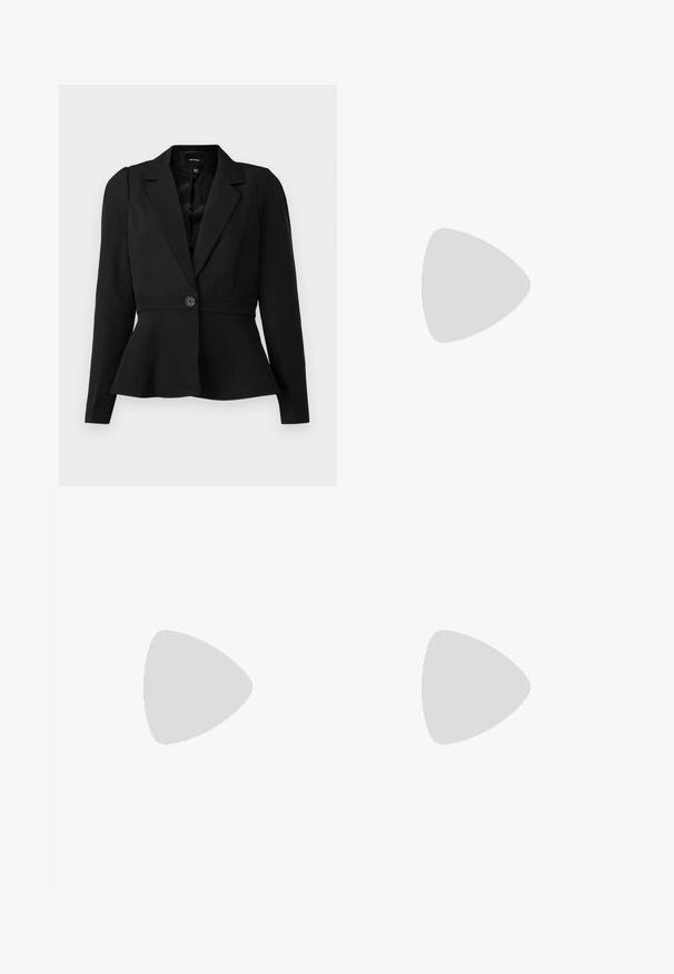 Črn tailored blazer z oprijetim pasom, dolgimi rokavi, zapiranjem na en gumb in peplum obodom. Gladek material s klasičnim dizajnom.; Tri prilegla majica v beli, sivi in črni barvi. Vsaka ima širok izrez na vratu in kratke rokave. Narejene so iz gladkega, raztegljivega materiala.; Črne hlače s širokimi hlačnicami, izdelane iz raztegljive tkanine, z visokim pasom in gladko teksturo. Hlače se širijo od kolena navzdol.; Črne platnene visoke superge z belimi gumijastimi podplati in vezalkami. Imajo krožni logotip na strani in kontrastno bele šive.