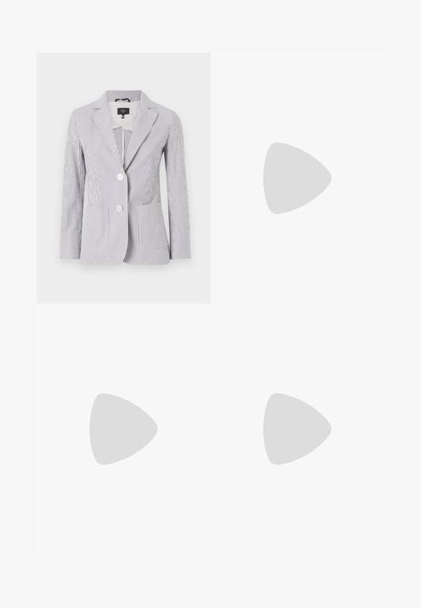 Röstripeeritud bleiser sinises ja valges kangas, millel on sälk-krae, kaks nuppu ja ees rinnataskud. Kohandatud lõige sujuva tekstuuriga.; Valge lühikeste varrukatega T-särk ribatud kangast. Ümara kaelusega, tavalisest sobivusest ja peente õmbluse detailidega. Ilma mustrite või graafikateta.; Mustad kohandatud püksid sujuvast kangast, sirge jala disainiga ja kahe küljetaskuga. Elegantne ja minimalistik ehitus.; Musthave mustika tantsutossud mustast nahast, ümmarguse varbaga, siledast tekstuurist, minimaalse õmblusdetailiga ja paindliku tallakujundusega.