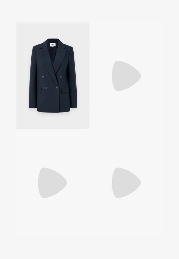 Blazer doppiopetto blu navy con rever a punta, due tasche frontali e bottoni neri, realizzato in un tessuto liscio e strutturato.; Maglia a maniche lunghe bianca a collo alto realizzata in tessuto morbido ed elastico. Presenta un colletto alto e un design aderente, senza motivi o decorazioni visibili.; Pantaloni in denim a gamba larga con una sfumatura che va dal blu chiaro al blu scuro, vita alta, passanti per cintura e una cintura in tessuto coordinato. Finitura in denim strutturato.; Sneakers platform bianchi realizzati in materiale sintetico liscio, con punta arrotondata, design con lacci e suola in gomma texture. Accento nero nel tallone.