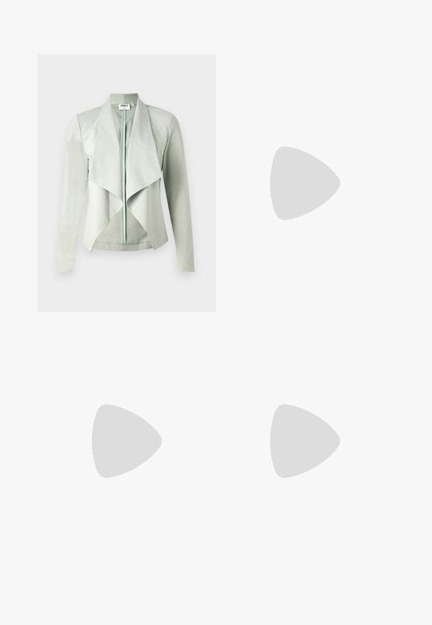 Svetlo zelena jakna z dolgimi rokavi in odprtim sprednjim delom, ki ima drapiran ovratnik ter gladko in mehko teksturo. Narejena iz raztegljivega materiala.; Bela dolga majica s turtleneck ovratnikom, izdelana iz gladke, raztegljive tkanine. Ima visok ovratnik in prilega telesu, brez vidnih vzorcev ali okrasitev.; Svjetloplave široke traperice od denima, sa visokim strukom, dizajnom s pet džepova i suptilnim blijeđenjem za izgled nakon nošenja.; Bele platform tenisice izdelane iz gladkega sintetičnega materiala, z zaobljenim prstom, sistemom vezalk in teksturiranim gumijastim podplatom. Črn dodatek na peti.