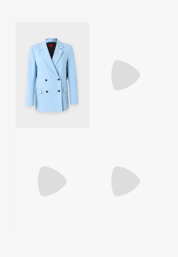 Blazer doppiopetto azzurro chiaro con rever a punta, due tasche frontali e bottoni neri, dotato di una fodera interna nera.; Maglietta in cotone nera con scollatura tonda, maniche corte e logo ricamato sul petto. Design semplice e vestibilità rilassata senza motivi.; Pantaloni neri su misura con un design a gamba dritta, caratterizzati da una texture liscia e pieghe ben definite sul davanti. Senza hardware visibile.; Tacchi slingback in pelle nera con punta affusolata, caratterizzati da un tacco alto e un accento dorato sulla cinghia regolabile. Texture liscia.