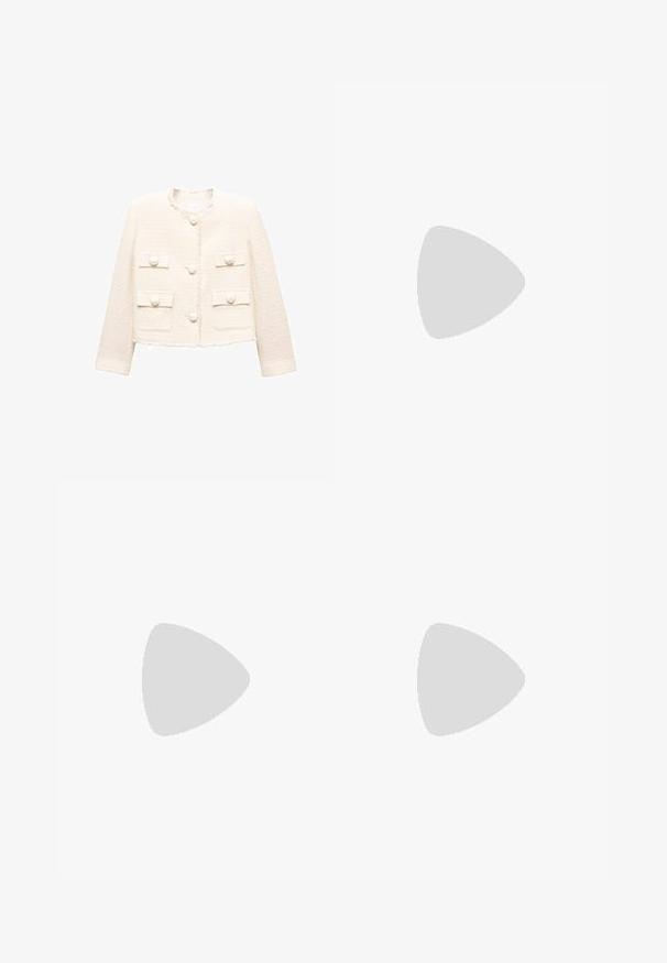 Hvid struktureret jakke med et cropped design, der har fire forlommer, runde knapper og frynset kanter.; Stripet pullovertrøje med et sort og creme mønster, lavet af tekstureret stof, med lange ærmer og en rund halsudskæring.; Hvide brede ben jeans lavet af denim. Har knaplukning, front- og baglommer samt syede sømme. Glat tekstur med minimal detaljering.; Ballet flade i beige læder med spids sort tå. Har en frontsløjfe detalje og en glat tekstur. Lav profil design med en gummisål.; Sort læderhåndtaske med struktureret design, topbærerhåndtag og justerbar rem. Glat tekstur og detaljer med guldlås.