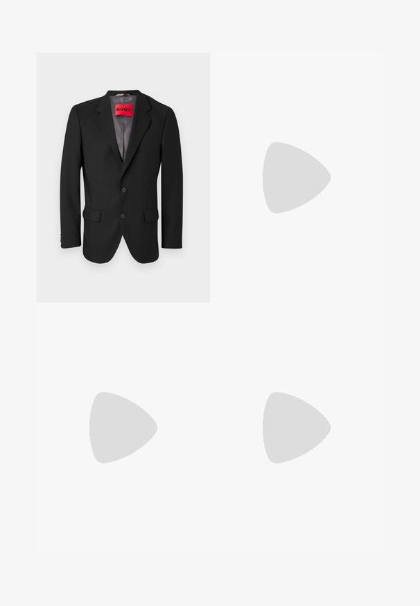 Blazer nero su misura realizzato in tessuto strutturato. Presenta rever a punte, due tasche frontali e chiusura con bottone a un solo petto.; Maglietta nera in cotone con scollo rotondo, caratterizzata da un'etichetta nera testurizzata con logo sul lato sinistro del petto. Maniche corte e vestibilità rilassata.; Pantaloni neri con un design plissè, forma a gamba larga e texture liscia. Presentano un'etichetta rossa in vita.; Scarpe in pelle nera con punta tondeggiante, suola piatta e dettagli minimi. Abbinato a pantaloni neri su misura, che mostrano una superficie liscia.