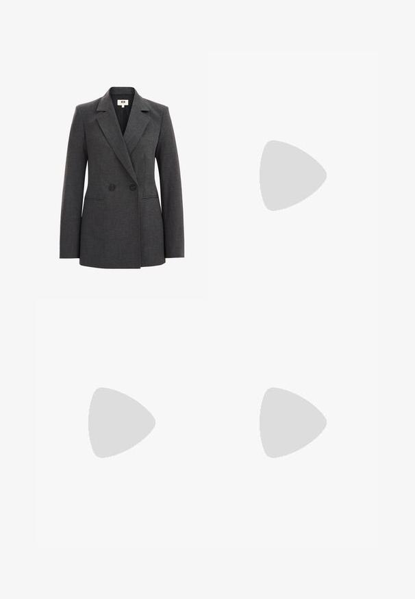 Šedý dvouřadý blazer vyrobený z texturované tkaniny, s klopovými límci, dvěma černými knoflíky a bočními kapsami. Úzký střižený design.; Bílý elastický top vyrobený z žebrované tkaniny s krátkými rukávy a na bocích nařasenými detaily pro texturu a tvar.; Kalhoty s širokými nohavicemi v krémové tkanině s hladkým povrchem. Mají čistý pas a černé lemování podél lemu pro kontrast.; Bílé slingback podpatky se špičatou špičkou, s hladkým svrškem, jemnými výřezy a nízkým blokovým podpatkem. Černá podrážka zvýrazňuje design.