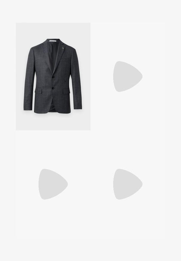 Dunkelgrauer, strukturierten Blazer mit Reverskragen, zwei Fronttaschen, Knopfschluss und kleinem Nadel-Detail am Revers. Glattes Innenfutter.; Schwarzes Langarmshirt aus glattem Stoff, mit spitzem Kragen, durchgehendem Knopfverschluss und geknöpften Manschetten.; Dunkelblaue Hose mit schmaler Passform. Hergestellt aus glattem, strukturiertem Stoff, mit flachem Bund, Gürtelschlaufen und seitlichen Taschen.; Schwarze Leder-Richterschuhe mit abgerundetem Zehenbereich, Schnürdesign und dezenten Stichdetails. Verfügt über einen niedrigen Absatz und eine glatte Textur.