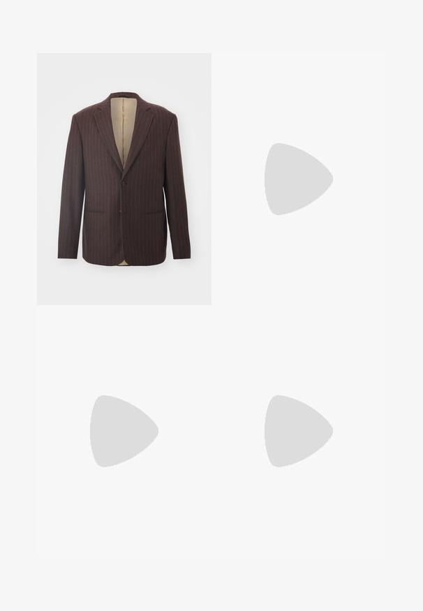Brun stribet blazer med slagkrave, to frontlommer, enkel knappelukning og en tan satinforing indeni.; Kortærmet polo shirt i lys beige med lynlås-krave. Fremstillet af glat stof, med et enkelt, moderne design uden mønstre.; Sorte bukser lavet af et glat stof, der har en fold foran, en knaplukning og opsmøg ved anklerne.; Sort læder snøresko med tyk sål og "WATERMAN" præget på siden, vist i profil på lys grå baggrund.