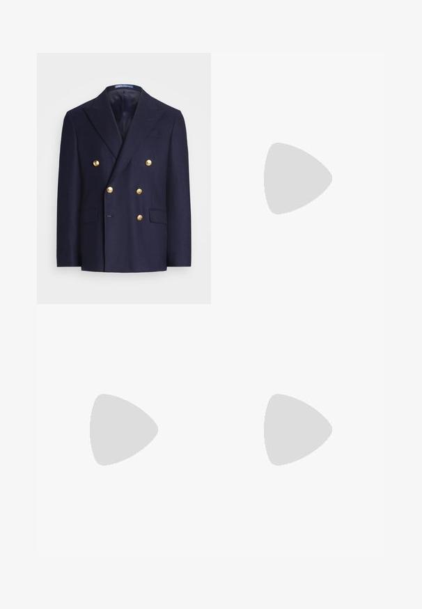 Ναυτικό μπλε διπλόσακο σακάκι με χρυσά κουμπιά και κοφτές λάπλες, διαθέτοντας δύο μπροστινές πλαϊνές τσέπες και μία τσέπη στο στήθος.; Ανοιχτό μπλε και λευκή ριγέ πουκαμίσα με κλασικό γιακά, μακριά μανίκια και μικρό κεντημένο λογότυπο στο στήθος.; Σκούρο μπλε κομμένα παντελόνια με επίπεδο μπροστινό μέρος, δύο πλαϊνές πτυχώσεις και έναν κουμπί για κλείσιμο, με λείο και υφαμένο ύφασμα.; Μπεζ σουέτ μοκασίνια με ραμμένο σχέδιο, επίπεδη καουτσούκ σόλα και μικρό λογότυπο στο πλάι. Κλασικός σχεδιασμός που φοριέται εύκολα, μαλακή υφή.