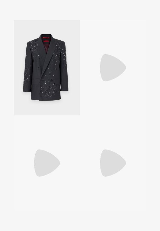 MAX&Co. VISCHIO - Blazer - mittelgrau melange; T-shirt bianca a maniche corte realizzata in tessuto a costine. Collo rotondo, vestibilità regolare e dettagli di cucitura sottili. Senza motivi o grafiche.; Pantaloni neri su misura realizzati in un tessuto liscio, con un design a gamba dritta e due tasche laterali. Costruzione elegante e minimalista.; Pantofole da balletto nere in pelle con punta arrotondata, texture liscia, dettagli di cucitura minimi e design con suola flessibile.