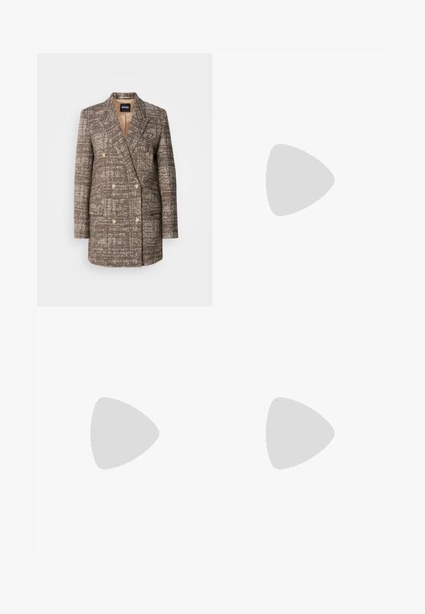 Divkodēts brūns herringbone mētis ar bežām pogām un izgrieztām atloks. Divi priekšējie kabatas un gluda odere.; Balts īsais T-krekls, plašas īsas piedurknes, mīksts kokvilnas materiāls, apaļa kakla izgriezums ar delikātu oranžu apdari, minimāls dizains, bez rakstiem vai grafikām.; Melnas pielāgotas bikses ar taisnu kāju dizainu, kas raksturojas ar gludu faktūru un asiem krokām pa priekšu. Nav redzamu metāla detaļu.; Beige bloku papēžu sandales ar plānām siksnām un kvadrāta formas purngalu. Gluda materiāla virsma ar minimālām detaļām, paredzētas ērtai nēsāšanai.