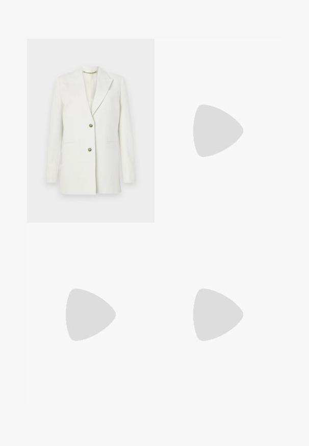 Valkoinen bleiseri, joka on valmistettu sileästä kankaasta; siinä on lovettu kaulus, kaksi etutaskua ja kultasävyiset napit. Yksinkertainen, rakenteellinen muotoilu.; Valkoinen ribattu hihaton paita, jossa on pitsireunus kaula-aukossa ja hihoissa. Ominaisuutena pehmeä rakenne ja tiukka malli. Brändilogo näkyvissä sisäpuolella.; Beige housut, joissa on suora lahjemalli, valmistettu kevyestä kankaasta. Ominaisuuksina etupleatit ja klassinen vyötärönauha.; Valkoiset verkkokengät hopea-yksityiskohdilla ja teksturoidulla pohjalla, aseteltuna punaiselle pinnalle, yhdistettynä ruudullisiin housuihin.