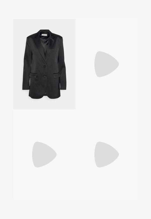 Sort blazer med en glat tekstur, enkeltrækket design, to knapper og revers-lapel; har sidelommer og en brystlomme.; Cremefarvet kortærmet T-shirt med rund halsudskæring. Blød tekstur og afslappet pasform, med opløftede ærmer og en let buet kant.; MICHAEL Michael Kors PANT - Bukser - white; Sort læder højhælede slingback-sko med spids tå, crisscross-remdesign og slank stiletto-hæl. Glat tekstur og minimale accenter.; Sort læder håndtaske med struktureret design, dobbelt top håndtag, aftageligt skulderrem, guld hardware og en logo charme accent.
