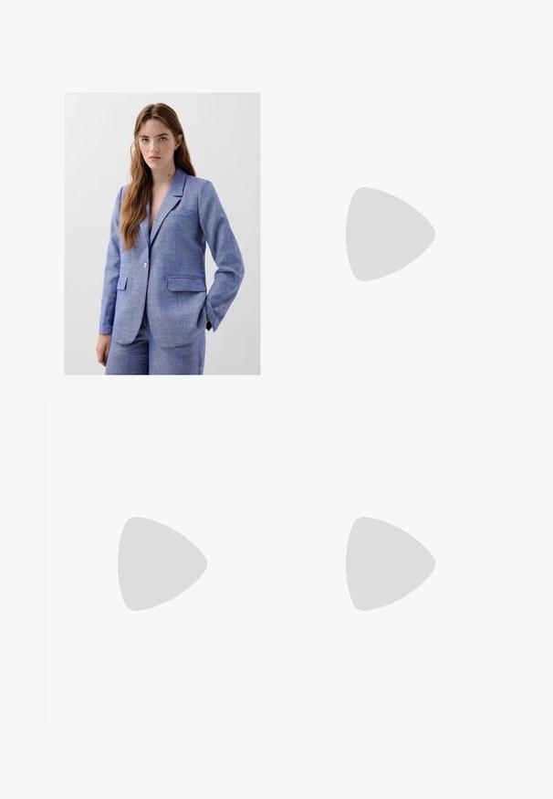 Lys blå blazer lavet af tekstureret stof med to forlommer, enkeltknap lukning og klapkrave. Subtile prikker fordelt over hele stoffet.; Hvid fitted top lavet af ribbet stof med cap sleeves og samlede detaljer i siderne for tekstur og form.; Bershka WIDE - Bukser - black; Bershka Højhælede sandaletter / Højhælede sandaler - black; Sort patenteret læder håndtaske med en buet form, en skulderrem, frontlommer og hardware accenter i sølvfarve.
