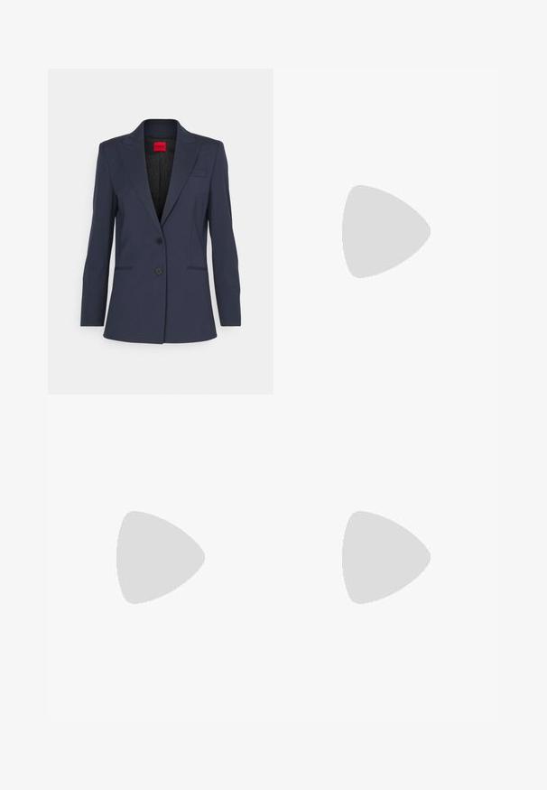 HUGO ALINASA - Sacou - open blue; Tricou alb scurt, cu mâneci scurte și largi, din bumbac moale, cu decolteu rotund și un finisaj subtil portocaliu, design minimalist, fără modele sau grafice.; Pantaloni negri tailor-ed cu un design drept, având o textură fină și cute clare pe față. Fără elemente de prindere vizibile.; Sandale bej cu toc bloc, cu bretele subțiri și vârf pătrat. Material neted cu detalii minime, concepute pentru a fi ușor de purtat.