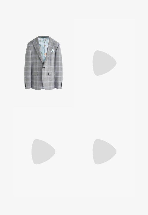 Grau karierter Blazer mit einem hellblauen floralen Innenfutter, zwei vorderen Taschen, Reverskragen und einer einzelnen Knopfleiste vorne.; Schwarzes Tanktop mit Rundhalsausschnitt und breiten Schulterträgern. Aus weichem Stoff gefertigt, mit glatter Textur und schlichtem Design.; Schwarze bunte weit geschnittene Hose aus einem strukturierten Stoff, mit einem elastischen Bund und seitlichen Taschen. Einfaches, minimalistisches Design ohne Verzierung.; Schwarze Lederschuhe mit einer runden Spitze, Schnürdesign und dicker, strukturierter Sohle. Getragen mit maßgeschneiderten schwarzen Hosen und einem gerippten Pullover.