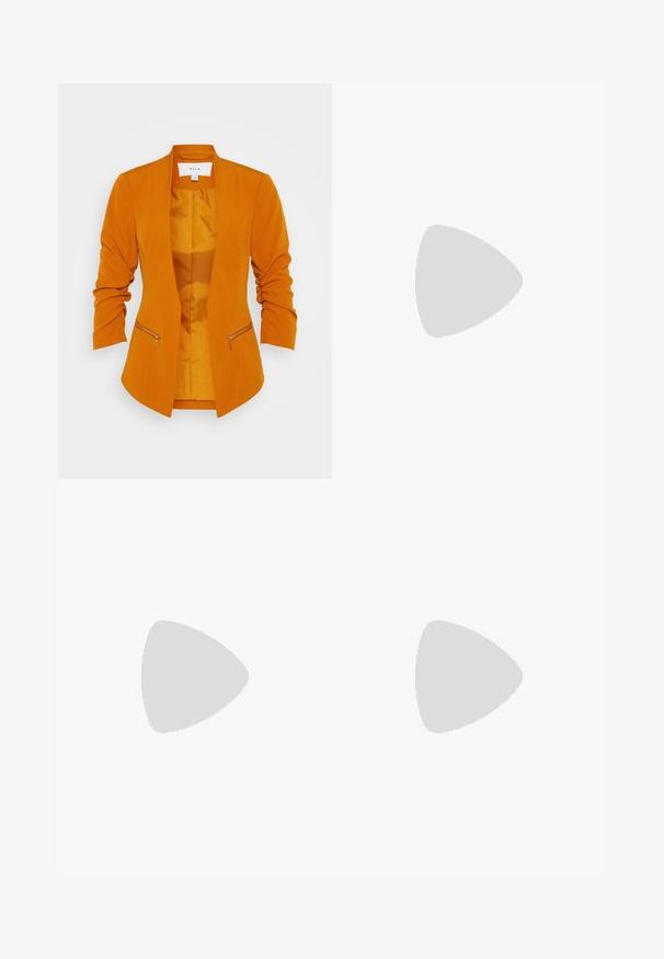 VILA VIJOY - Blejzr - honey ginger; Tři crew-neck trička v černé, olivově zelené a bílé barvě. Krátké rukávy, žebrované límce a přiléhavý střih.; Černá, řasená tužková sukně s detailem na zavazování a bočním rozparkem. Vyrobena z elastického materiálu s hladkou texturou a přiléhavým střihem.; Černá vysoká podpatková bota s špičatou špičkou, texturovaným povrchem a živým růžovým interiérem. Obsahuje masivní podpatek se stříbrným akcentem.