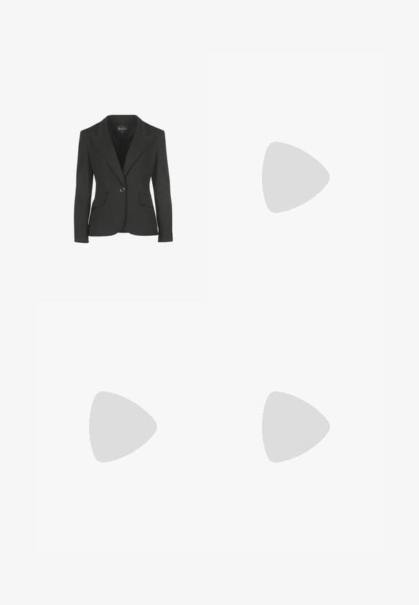 Črn blazer s prilegajočim krojem, z zarezanimi reverji in dvema sprednjima žepoma. Ima enojno zapiranje s gumbom in gladko teksturo tkanine.; Črn kratkosleeveni top iz raztegljive tkanine, ki ima prilegajoč dizajn z naborki na stranicah. Gladka tekstura, klasična oblika.; Črne hlače ravnega kroja z naglavnimi žepi in stranskimi razporki na robu. Narejene iz mehke, gladke tkanine. Primerne za različne priložnosti.; Črne lakirane sandale s peto, kvadratnim prstom, trakovi okrog gležnja in srebrnimi zaponkami. Opremljene so s stabilno Debelo peto.