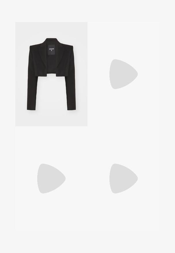 Patrizia Pepe Blazer - nero; Felpa beige chiaro realizzata in tessuto morbido, con scollo a girocollo, maniche a palloncino e polsini e orlo a coste.; Pantaloni della tuta beige con vita elasticizzata, coulisse e polsini a gamba affusolata. Presentano un piccolo logo ricamato sul lato. Tessuto morbido.; Stivale nero in suede sopra il ginocchio con tacco a blocco, caratterizzato da una superficie liscia e un design aderente che si estende sopra il ginocchio.; Occhiali da sole neri a forma quadrata con lenti scure e aste nere lucide. Presentano un accento in metallo circolare dorato sul lato. Texture complessiva liscia.; Borsa a tracolla nera trapuntata con un emblema d'oro a forma di ape, dotata di una tracolla a catena e una forma rettangolare. Texture liscia con motivo a zig zag.; Bracciale in oro rosa caratterizzato da due fasce intrecciate, una delle quali decorata con una fila di diamanti, superficie elegante e bordi lisci.