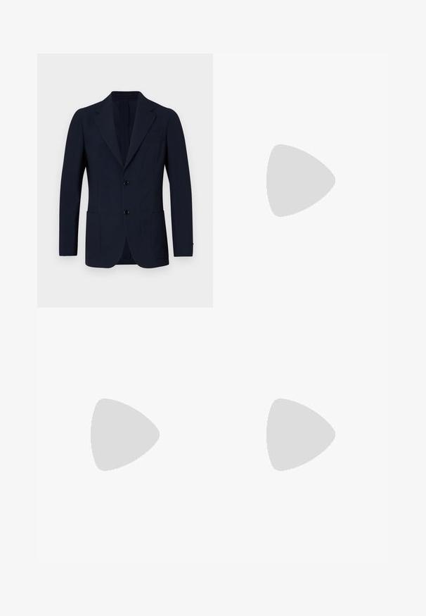 Blazer blu navy realizzato in tessuto testurizzato, con chiusura a due bottoni, colletto a rever e due tasche frontali. Design classico e su misura.; T-shirt in cotone nero con scollatura rotonda, maniche corte e logo "EMPORIO ARMANI" in bianco sopra "Milano" in una disposizione curva.; Filippa K TERRY CROPPED TROUSERS - Pantaloni - sage melange; Mocassini neri in pelle con una texture liscia, punta arrotondata e una striscia decorativa sulla tomaia. Tacco basso impilato, design minimalista.; Occhiali da sole neri rotondi con lenti scure e sottili bracci in metallo. Include punte trasparenti e accenti argentati alla cerniera. Design minimalista.