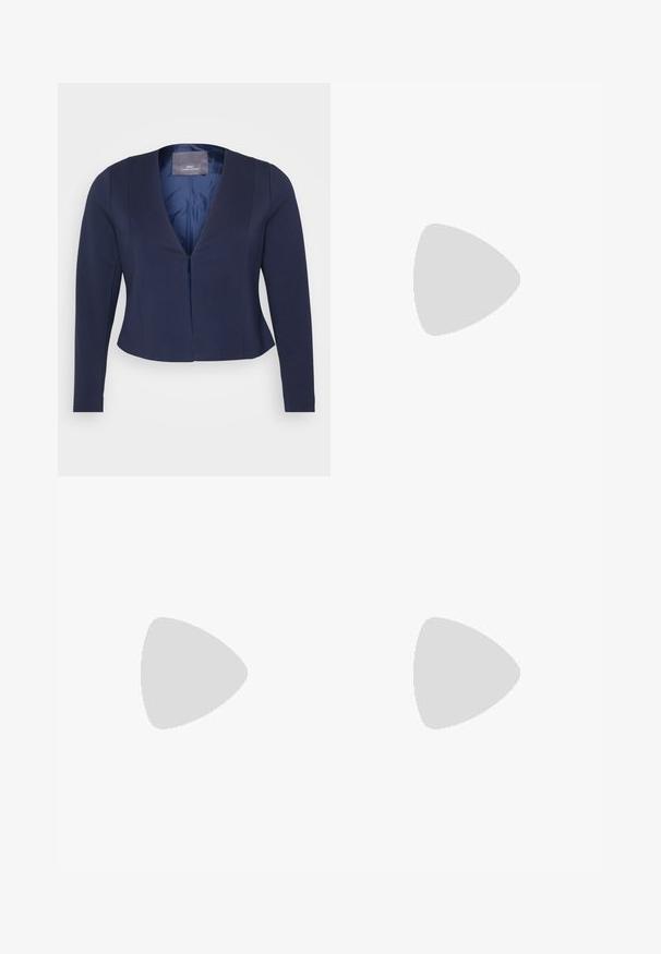 Tamno plavi skraćeni sakou s dugim rukavima, dubokim V-izrezom, glatke teksture i jednim prednjim zatvaranjem. Podstavljeni unutrašnjost s vidljivom etiketom.; Tri fitted T-shirtovi u bijeloj, sivoj i crnoj boji. Svaki ima široki izrez na vratu i kratke rukave. Napravljen od glatkoga, rastezljivog materijala.; Crne trapezaste hlače od rastezljivog materijala, sa visokim pojasom i glatkom teksturom. Hlače se šire od koljena.; Crne platnene visoke tenisice s bijelim gumiranim potplatima i vezicama. Imaju kružni logo sa strane i kontrastne bijele šavove.