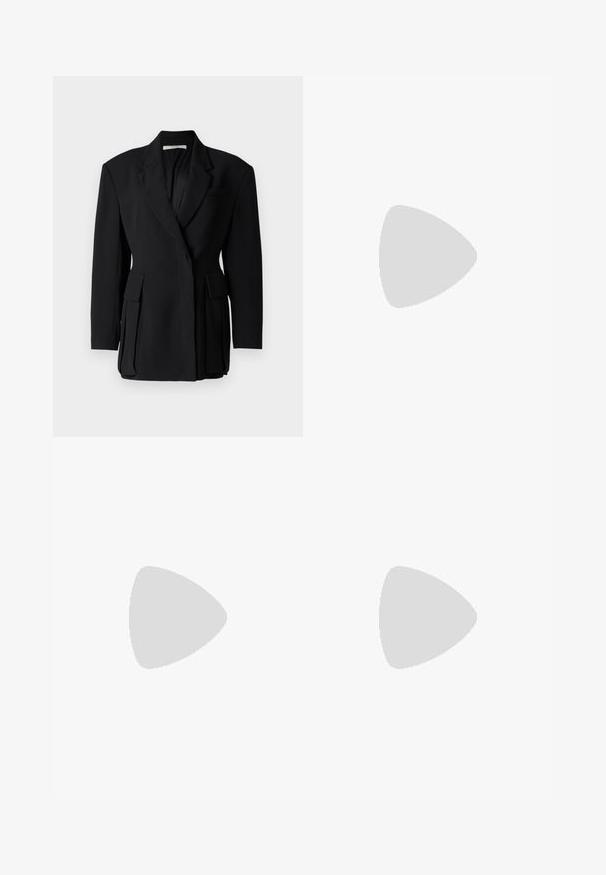 Svart blazer med en enkelknäppt design, med klädda slag, dubbla framfickor och en strukturerad tygfinish.; Svart långärmad skjorta i mjukt tyg, med klassisk krage, framknäppning med knappar i guldton och breda manschetter.; Svart vida jeans med hög midja, med två framfickor och metalldetaljer i form av knappar. Tyget har en mjuk textur.; Svarta slingback-klackar med spetsiga tår, texturerat mesh-övre, smal justerbar rem med silverspänne och 5 cm stilettklackar.; Vadderad vit handväska med en strukturerad design, topphandtag, avtagbar kedjestropp och en upphöjd logotyp på låset.