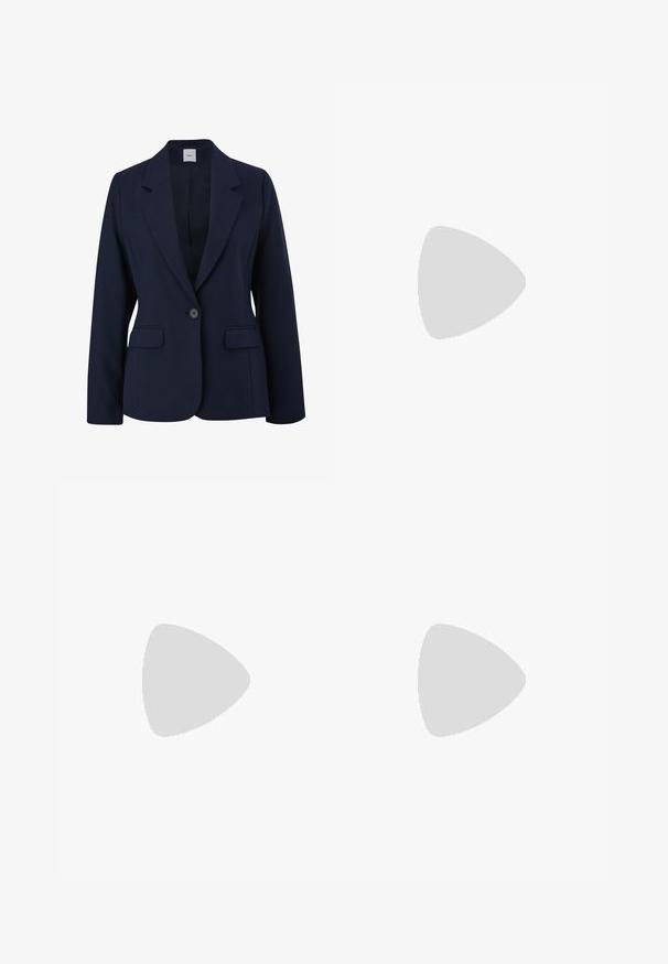 Blazer bleu marine en tissu lisse, doté d'une fermeture à un bouton, de revers crantés et de deux poches avant. Design simple et structuré.; Haut noir à manches courtes avec une silhouette ajustée, présentant des détails froncés sur les côtés et un tissu lisse et extensible pour le confort.; Pantalons évasés gris en tissu lisse, dotés d'un devant plat, de passants de ceinture et d'un design ajusté avec des lignes épurées.; Escarpins en cuir verni noir avec bout pointu et talon bloc géométrique. Présente un design élégant et minimaliste ainsi qu'une texture lisse.; Sac à main en cuir verni noir avec une forme incurvée, une bandoulière, des poches avant et des accents en métal argenté.