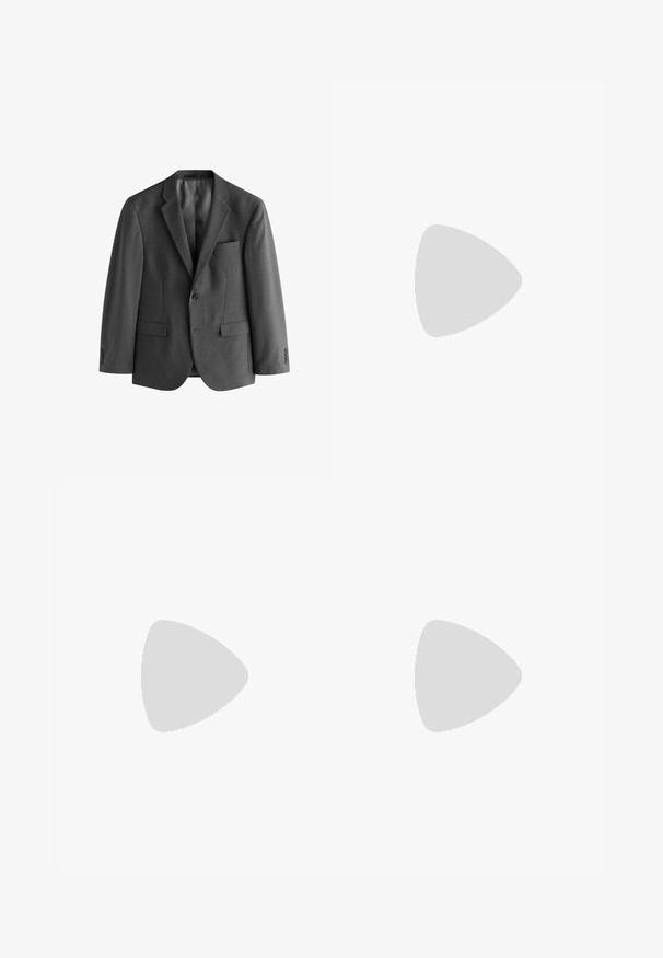 Blazer grigio realizzato in tessuto strutturato, con chiusura a un bottone, rever a lancia e taschino sul petto. Inclusi due taschini frontali.; T-shirt nera a maniche corte, design a collo rotondo, realizzata in morbido cotone, con una texture liscia e senza pattern o dettagli visibili.; Pantaloni neri con una vestibilità comoda, caratterizzati da pieghe frontali, tasche laterali e chiusura con bottone. Realizzati in tessuto testurizzato.; Scarpe slip-on in pelle nera con punta arrotondata e suola in gomma spessa e testurizzata. Presentano cuciture sottili e dettagli in elastico sul colletto.