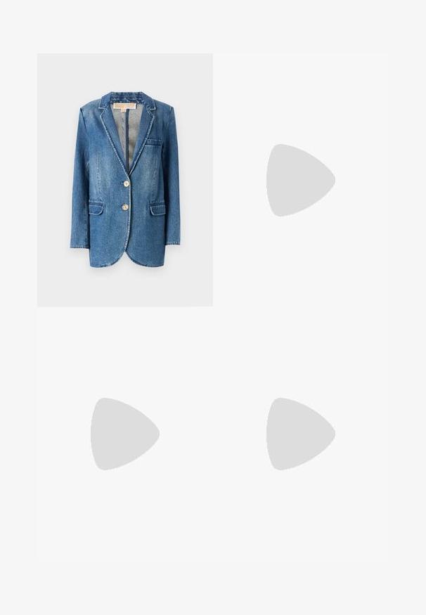 Denim sako u srednje plavoj boji s krojem koji se dobro prilagođava tijelu, reveri u obliku izreza, dva prednja džepa i zatvaranje na dva dugmeta. Blago izblijedjeli tekstur.; Bijela bezrukavna majica izrađena od glatkog pamuka, s rebrastim donjim rubom i malim mornarsko plavim logotipom na donjoj lijevoj strani. Jednostavan dizajn, bez uzoraka.; Bijele krojene hlače s visokim strukom, dvostrukim prednjim naborima i širokim nogavicama sa preklopnim manžetama. Izrađene od glatke, teksturirane tkanine.; Plave kožne japanke s ravnim potplatom, koje imaju tanak dizajn trakica i kopčanje oko gležnja za sigurno prianjanje.