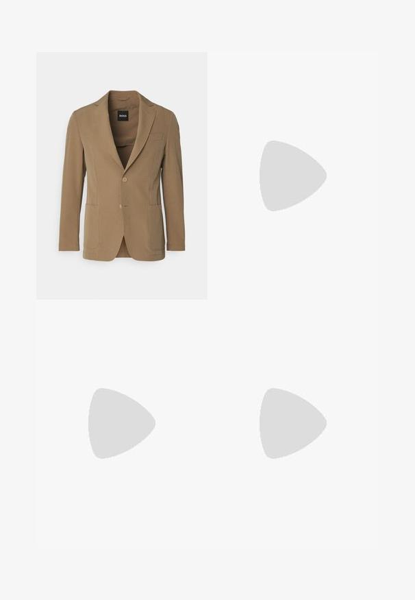 BOSS HANRY - Veste de costume - open brown; Polo shirt blanc en mélange de coton et polyester, doté d'un col, d'une patte de boutonnage à deux boutons et d'un logo brodé discret sur la poitrine.; Pantalons ajustés de couleur crème en tissu texturé. Présentent une coupe droite, des passants de ceinture et deux poches avant. Sans motifs.; Sneaker blanche avec une tige en mesh et en synthétique, bout rond, lacets plats et une bande latérale texturée. Semelle en caoutchouc avec une languette à l'arrière.