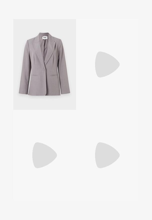 Svetlo sivi blazer z ovratnikom, enojnim gumbom, dvema sprednjima žepoma in prilegajočim krojem. Narejen iz teksturiranega materiala.; Dva brezrokavniki z rebrasto turtleneck gorami v črni in beli barvi, z oblikovanim dizajnom in gladko teksturo, v skrajšani dolžini.; Noisy May NMJANNEL LOOSE - Široke kavbojke - black denim; Črne usnjene čevlje s zaobljenim prstom, debelim blokastim petama in elastičnimi stranskimi detajli, v kombinaciji s temno nogavicami in črno krilo z razporkom.; Srebrne uhane v obliki obroča z minimalističnim dizajnom. Krožna oblika, gladka tekstura in tanek profil. Lahki s poliranim zaključkom.