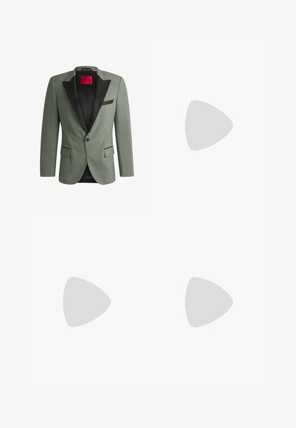 Groene blazer met een zwarte satijnen revers, sluiten met één knoop, twee zakken aan de voorkant, textuurstof en een binnenvoering met een rood label.; Zwarte blouse met lange mouwen, knoopsluiting aan de voorkant, klassieke kraag en ronde onderkant; voorzien van zwarte knopen en een rood logo binnenin de kraag.; Marineblauwe broeken met een getailleerde pasvorm, met een gladde textuur, scherpe plooien en een vlakke voorkant. Verborgen ritssluiting.; Zwarte leren dresschoenen met een gladde afwerking, vetersluiting, ronde neus en subtiele stiksels. Beschikt over een zwarte rubberen zool.