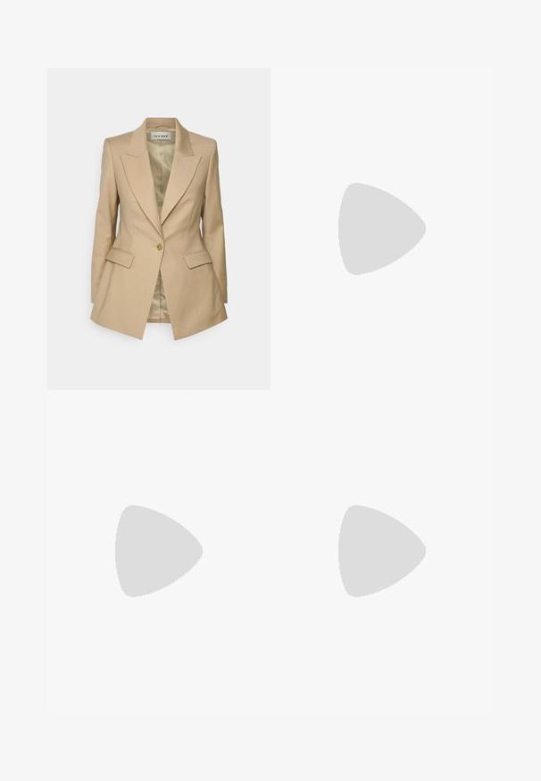 IVY OAK JOLANKA - Blazer - warm cedar; IVY OAK JUNIPER - Débardeur - snow white; Pantalons noirs à jambes larges avec une texture lisse, dotés d'une taille haute et de plis centraux. Pas de motifs visibles ni de détails en matériel.; Chaussures à talons hauts en cuir verni noir avec un bout carré, une bride de cheville et un talon épais. Comprend des détails perforés le long du bord.; Sac en crème matelassé avec un accent logo doré, doté d'une anse en chaîne et cuir. Design structuré et texture lisse avec couture en diagonale.