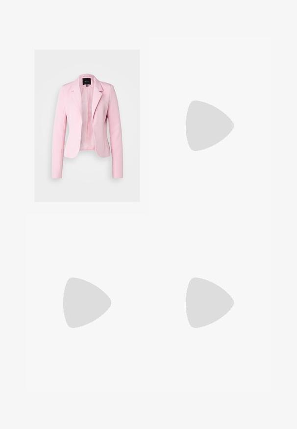 Vero Moda Tall VMALMA LOOSE - Bleizeris - cherry blossom; Pjūvis marškinėliai šviesiai mėlynos spalvos audinyje su trumpomis rankovėmis. Pasirinktinai su grietinėlės spalvos akcentais ir apskritu logotipu ant krūtinės. Apvalus iškirpimas.; Mėlynos aukšto juosmens plačios džinsinės kelnės su priekyje esančia sagčia ir užtrauktuku, priekinėmis ir galinėmis kišenėmis, bei siūlėmis ant baltos fono.; Bežiniai plokšti sandalai su keliais lieknais dirželiais ir reguliuojamu užsegimu. Padas plokščias, su lengvu tamsiu kontrastu krašte.