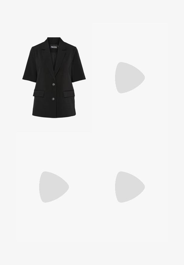 Pieces PCTEMPRE - Sacou - black; Top alb cu detalii texturate, cu guler rotund, fără mâneci și lungime scurtă. Eticheta spune "JJXX." Textură de țesătură netedă.; Pantaloni negri, cu croi larg și talie elastică, realizați dintr-un material neted. Au un design simplu, fără buzunare sau detalii de cusătură vizibile.; Adidași din suede negru și gri cu un mare logo "N" de culoare crem, sireturi purpurii și o talpă din cauciuc texturat de culoare gumă.