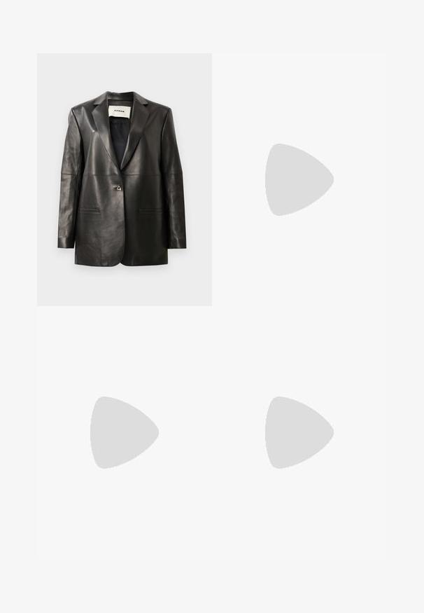 Černá kožená blazer s přizpůsobeným střihem, klopami s výřezem, dvěma předními kapsami a jedním kovovým zapínáním. Hladká textura.; Šaty s dlouhým rukávem, výstřihem do V a klíčovou dírkou na zádech, s hnědou texturou a vzorem připomínajícím kožešinu po celé látce.; Hnědé kožené kotníkové boty se čtveratou špičkou, texturovaným povrchem a nízkým zvýšeným podpatkem. Mají zadní poutko na obouvání a jemné prošívání.; Hnědá kabelka z krokodýlí kůže s embosováním, cylindrického tvaru, se zlacenými kovovými prvky a odnímatelným popruhem se hroty.